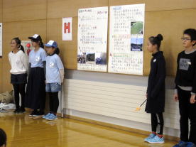 11月30日 金 小 中連携授業研究会 中学校の先生方が２年生と６年生の道徳の授業を参観しました 子どもたちが次々と手をあげて発表する姿に 参観した先生たちは驚いていました この度は 中央教育事務所の所長 指導主事 市教委の先生方も参観