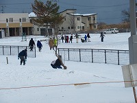 写真:雪遊びの様子2