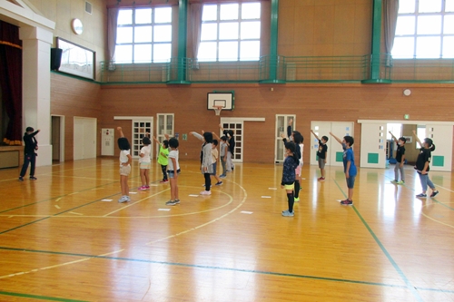 写真：体育館で応援パフォーマンスの練習をする児童たち
