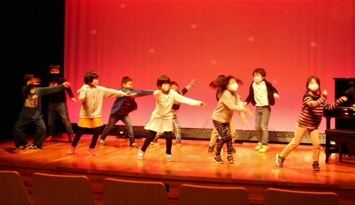 写真：ステージで踊る生徒たち
