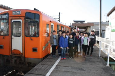 写真：電車と6年生たち
