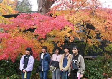 写真：紅葉と6年生たち
