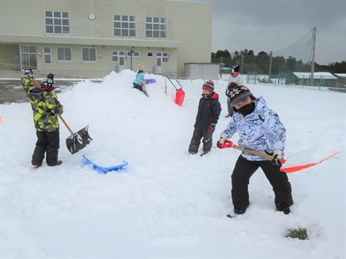 写真：雪の中そりで遊ぶ児童たち2