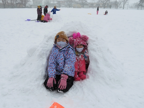 写真：雪の中そりで遊ぶ児童たち3