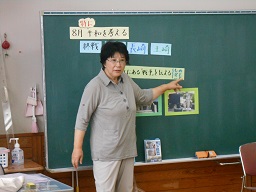 写真：6年生 渡部恵子先生による読み聞かせの様子1