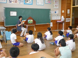 写真：6年生 渡部恵子先生による読み聞かせの様子3
