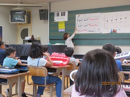 写真：1年生 鍵盤ハーモニカ教室の様子3